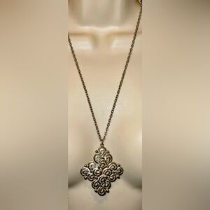 EUC Silver Tone Large Pendant Necklace. 14"